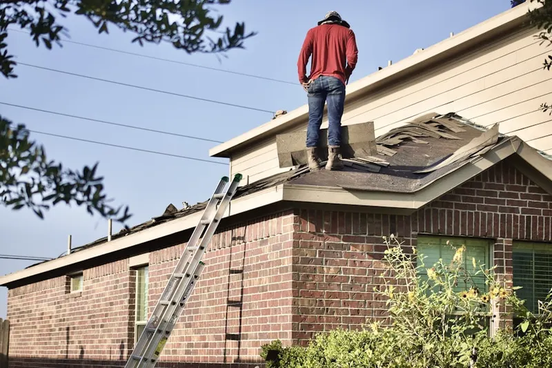 Professional roofer working on a residential roof in Los Jardines